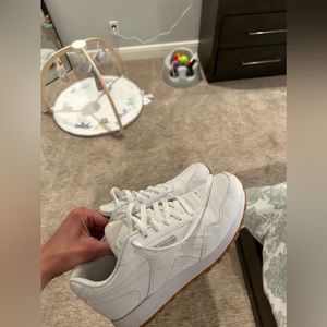 Reebok white sneaker size 9